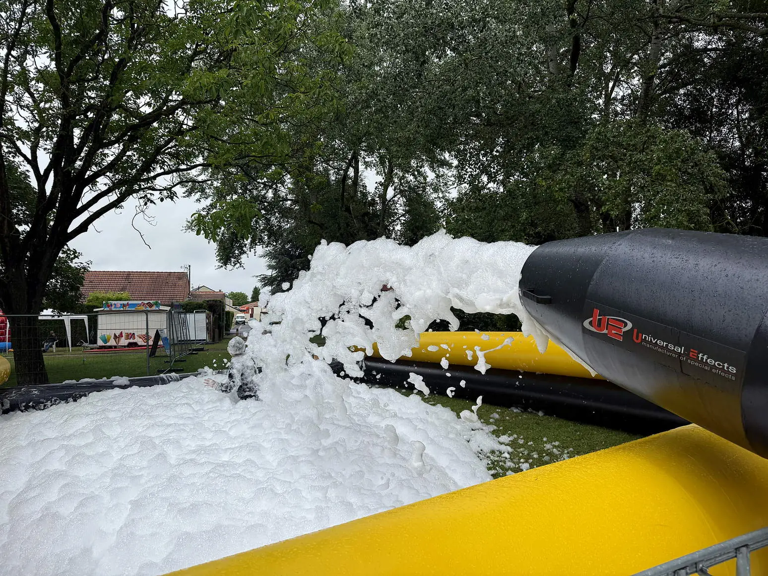 Machine à mousse en action remplissant le bassin gonflable lors d'une fête à Douvrin, dans le Pas-de-Calais