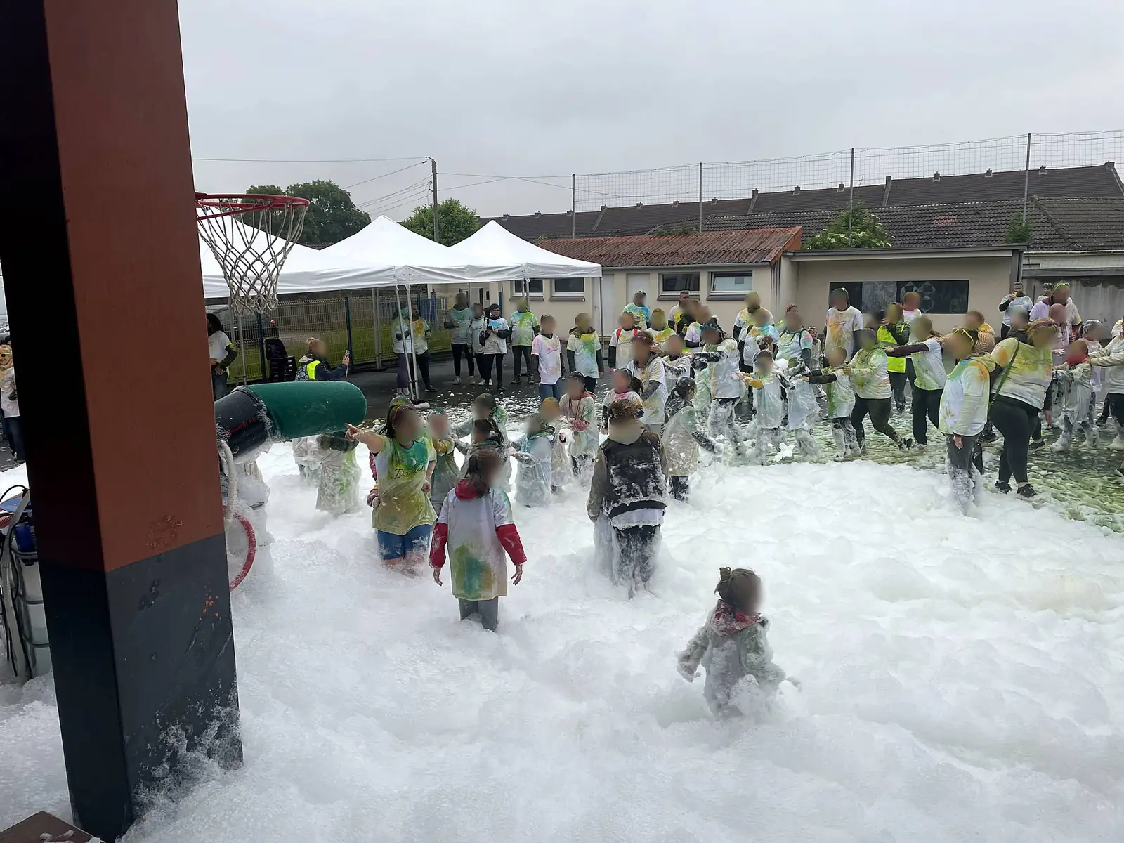 Animation mousse pour enfants en centre de loisirs (Nord-Pas-de-Calais) Enfants jouant dans la mousse lors d'une animation pour centre de loisirs dans le Nord-Pas-de-Calais