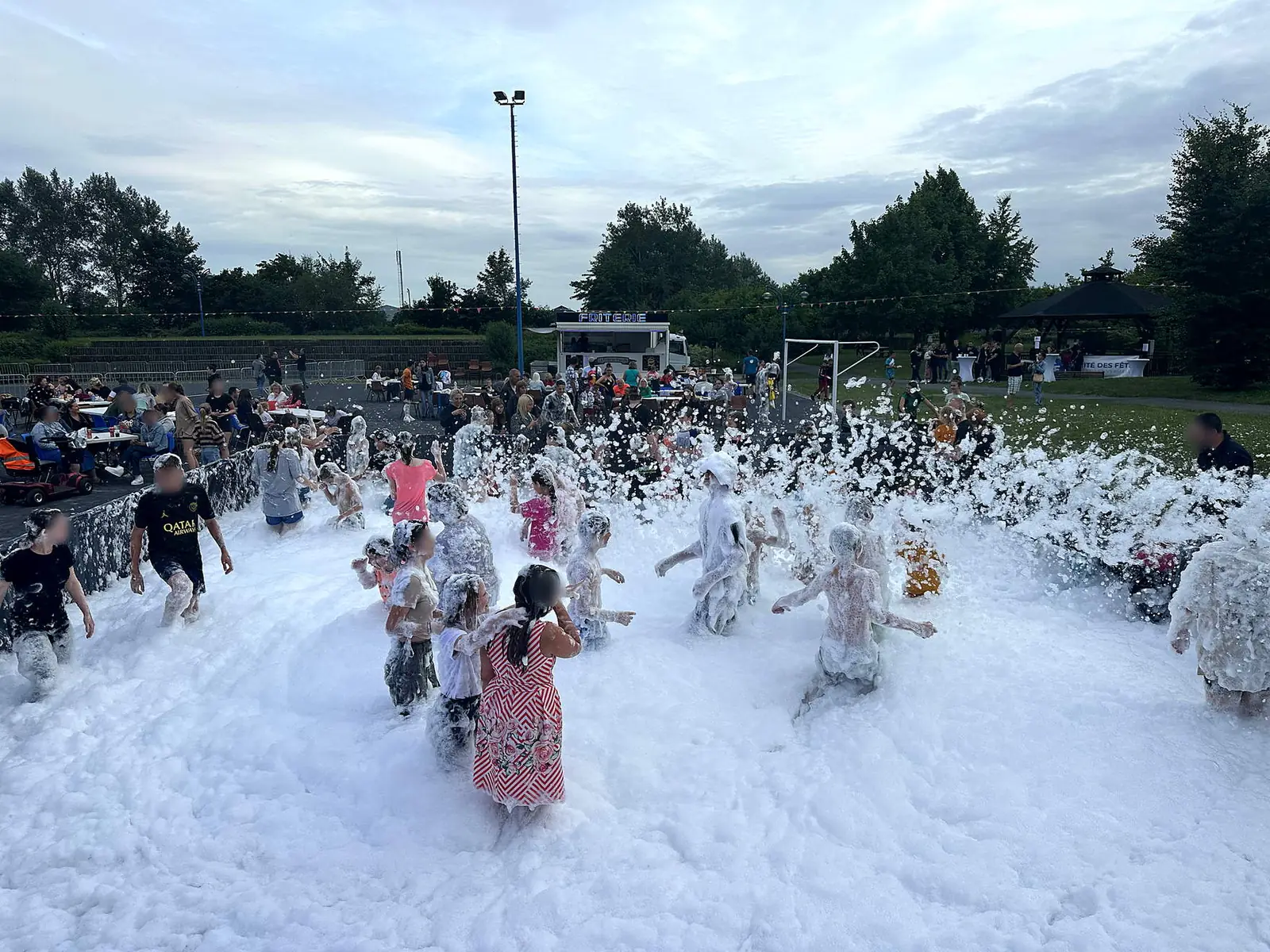 Plusieurs centaines de participants dans la mousse lors de la fête communale de Noyelles-lès-Vermelles, dans le Pas-de-Calais
