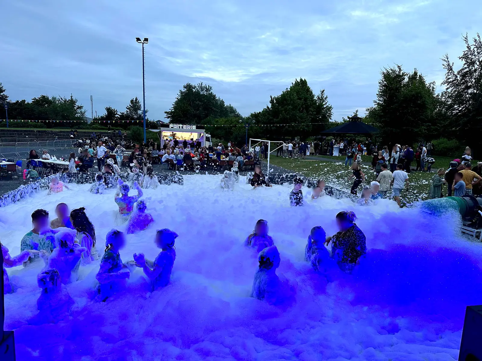 Mousse party nocturne à Noyelles-lès-Vermelles, secteur Béthune – Lens Mousse party de nuit éclairée en bleu devant le public à Noyelles-lès-Vermelles, dans le Pas-de-Calais